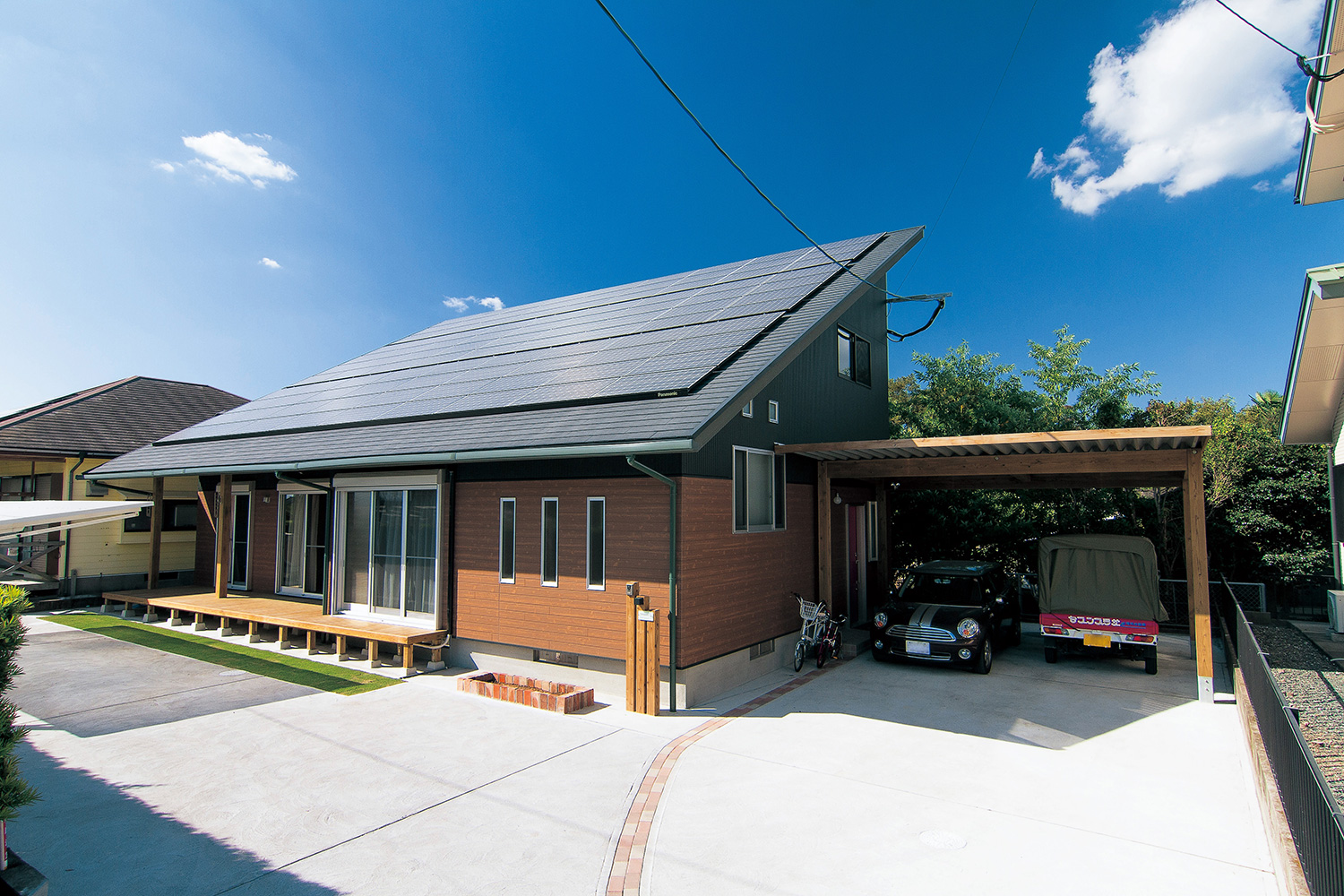 約24kWの太陽光発電パネルを載せた屋根は迫力満点。シンプルで落ち着きのあるツートーンの外壁だが、実は軒裏がグリーンという粋な隠し技が！